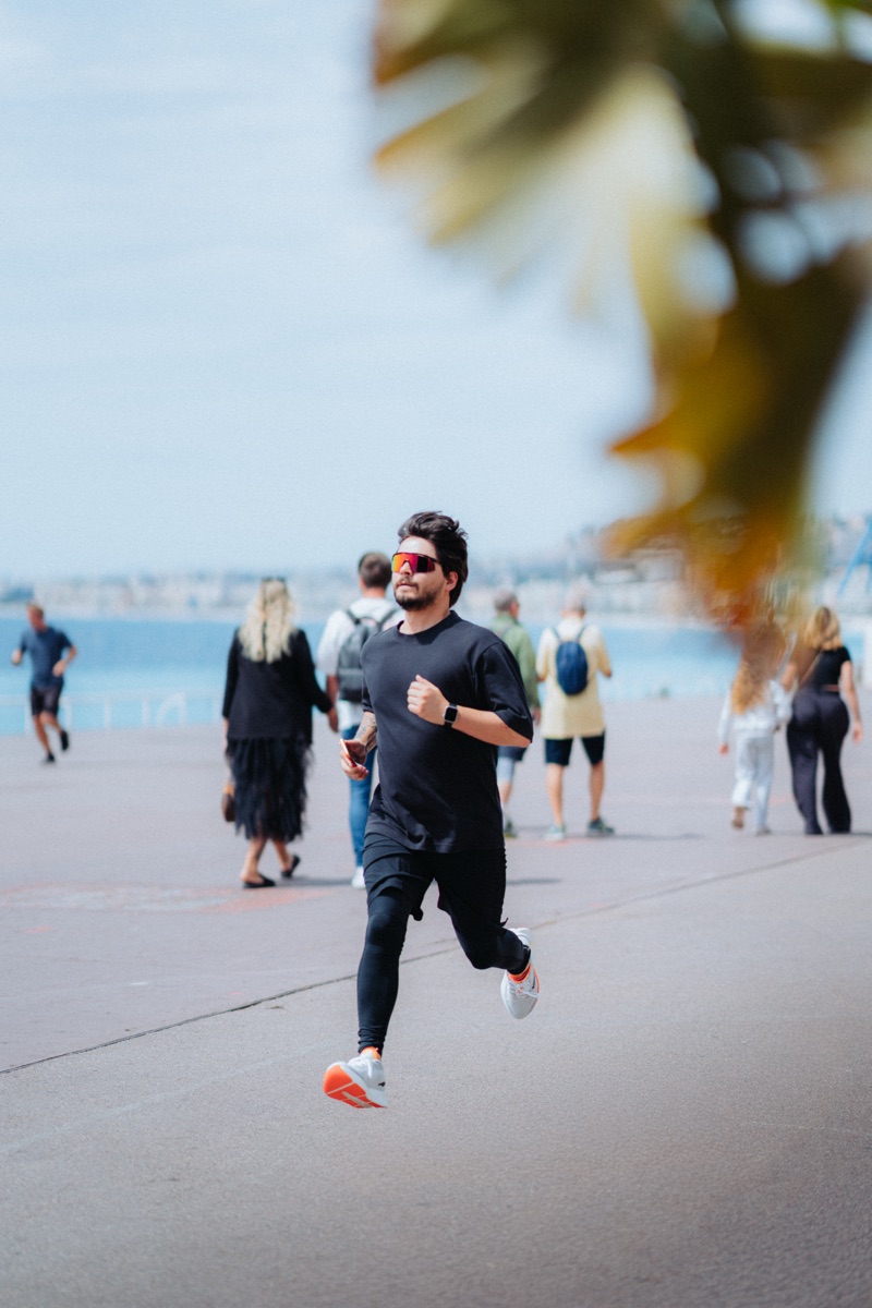 Jonathan, fondateur d'Allure, en course sur la Promenade des Anglais à Nice